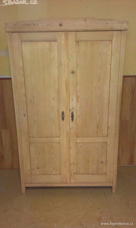 Nabízím starou smrkovou šatní skřín - foto 3