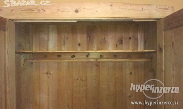 Nabízím starou smrkovou šatní skřín - foto 5