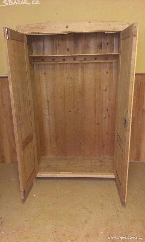 Nabízím starou smrkovou šatní skřín - foto 6