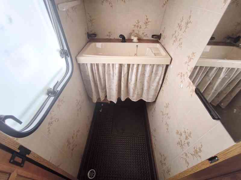 Pěkný a čistý Burstner 500 na pevné stání. Odvoz možný. - foto 10