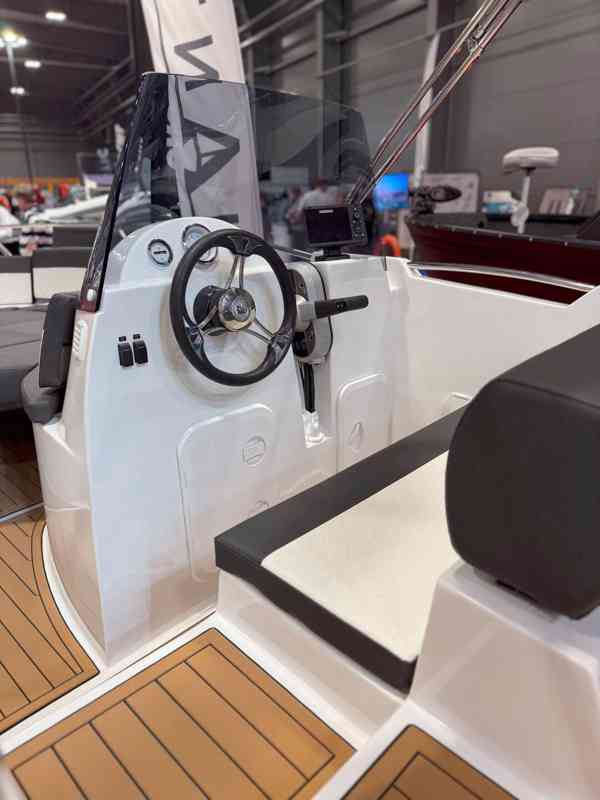 Nový motorový člun Giant 475 Sport+MOTOR - foto 7