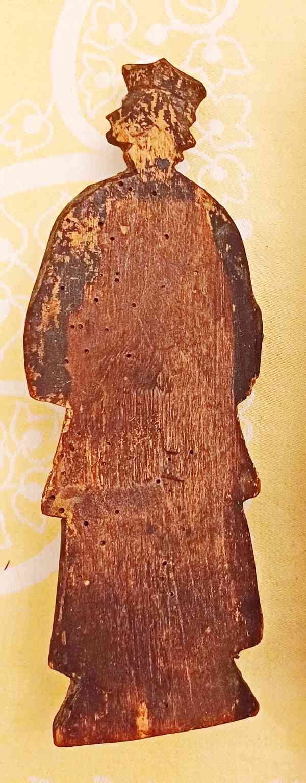 Stará polychromovaná dřevořezba sv. Jana Nepomuckého - foto 2