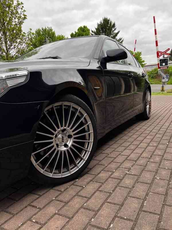 BMW Řada 5 3,0 530i E60 190 kW - foto 3
