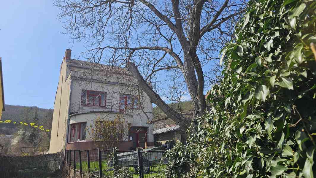 Vilka s arkýřem v České u Brna na parcele 465m2, vjezd, park - foto 3