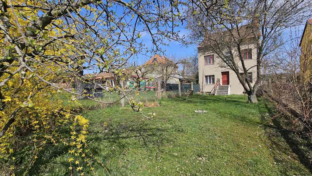 Vilka s arkýřem v České u Brna na parcele 465m2, vjezd, park - foto 6