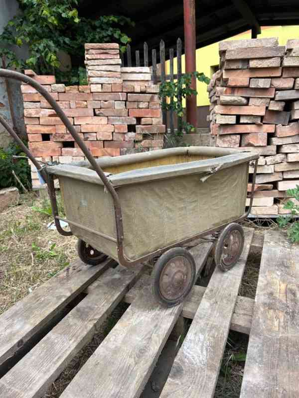 Starý kočárek - foto 2