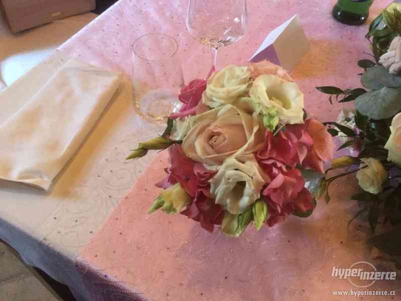Růžový běhoun na stůl s kamínky - výzdoba svatební tabule - foto 1