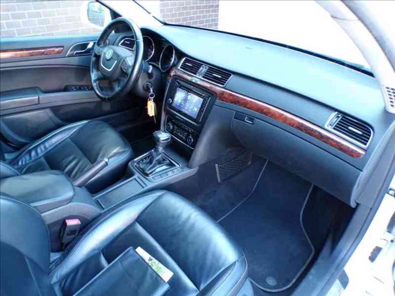Škoda Superb 2,0 TDI AUTOMAT,XENON,KŮŽE - foto 15