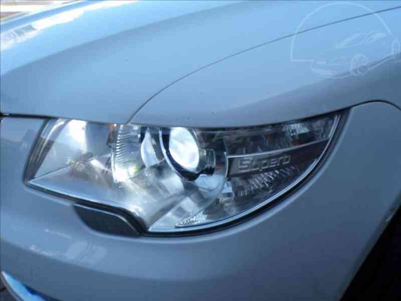 Škoda Superb 2,0 TDI AUTOMAT,XENON,KŮŽE - foto 19
