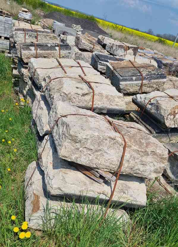 Pískovcový kámen soklový velký - foto 6