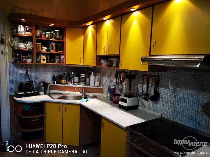 Prodáme kvalitní kuchyňský nábytek s veselými žlutými dvířky - foto 3