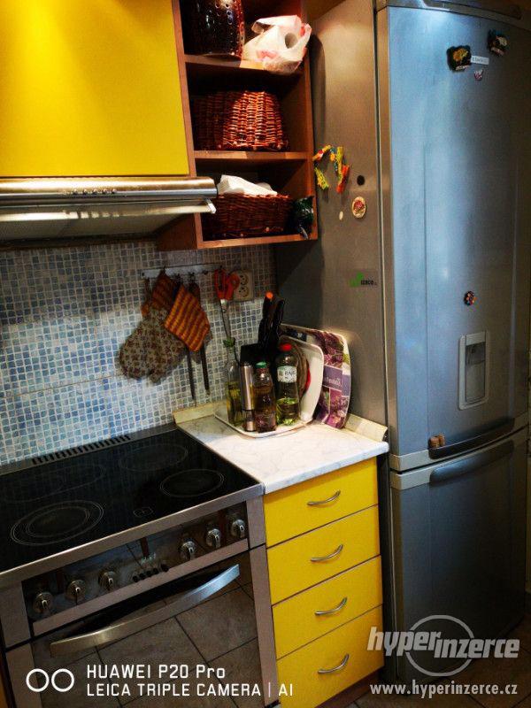 Prodáme kvalitní kuchyňský nábytek s veselými žlutými dvířky - foto 4