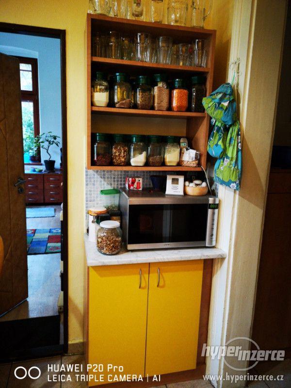 Prodáme kvalitní kuchyňský nábytek s veselými žlutými dvířky - foto 6