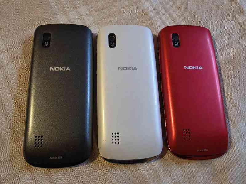 Mobilní telefon Nokia 300 Asha - foto 2