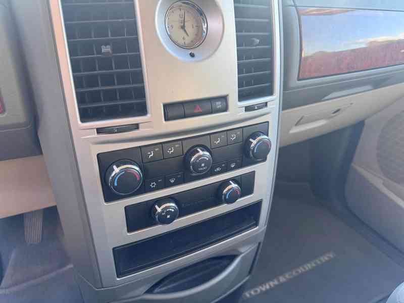 Chrysler Town Country 3,3 V6 RT 2009 - foto 17