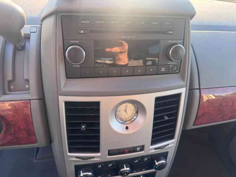 Chrysler Town Country 3,3 V6 RT 2009 - foto 16