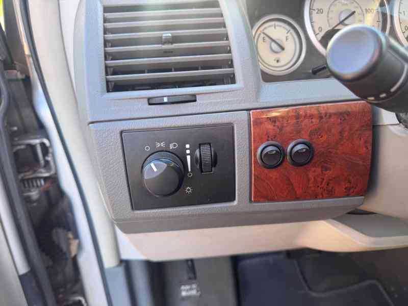 Chrysler Town Country 3,3 V6 RT 2009 - foto 19