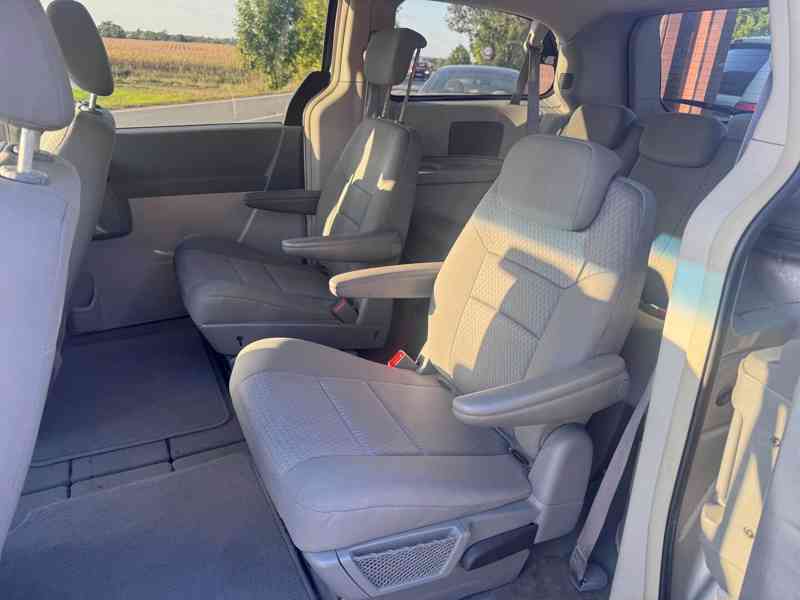 Chrysler Town Country 3,3 V6 RT 2009 - foto 12