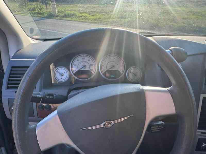 Chrysler Town Country 3,3 V6 RT 2009 - foto 18