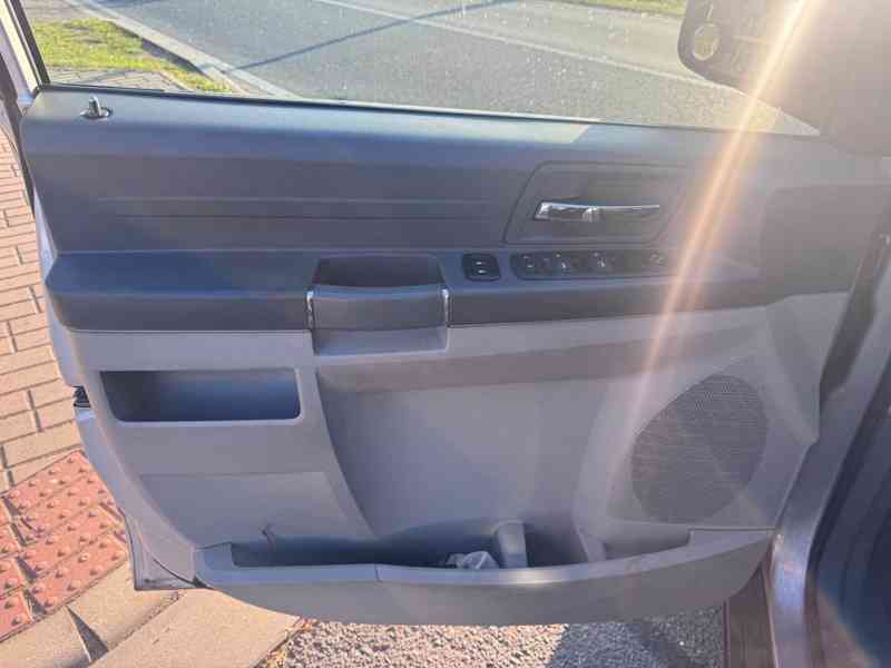 Chrysler Town Country 3,3 V6 RT 2009 - foto 14