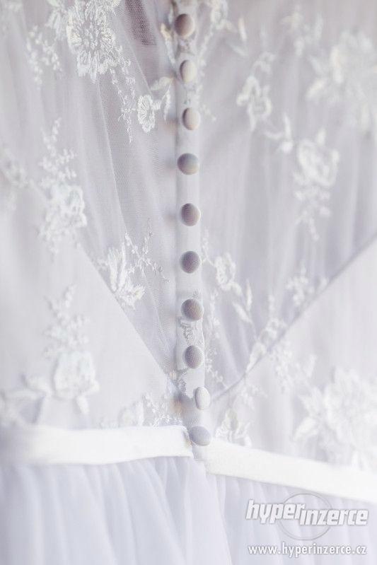 Bílé svatební šaty - foto 6