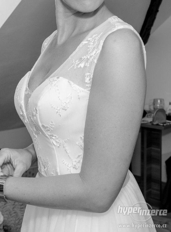 Bílé svatební šaty - foto 7