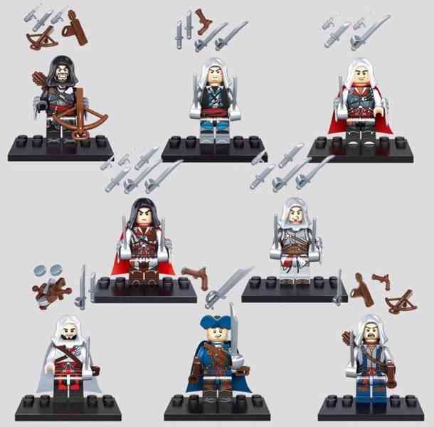 8 figurek Assassins Creed + zbraně - foto 1