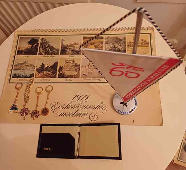 Vlaječka 60 let ČSA, stojánek a kožená peněženka ČSA a mapy - foto 1