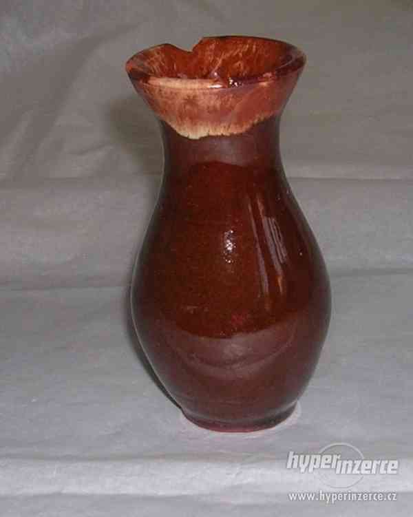 poškozená hnědá keramika - foto 9