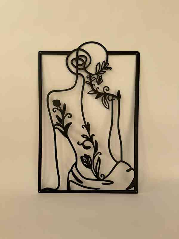 Žena záda s květinou - kovová nástěnná dekorace - foto 1
