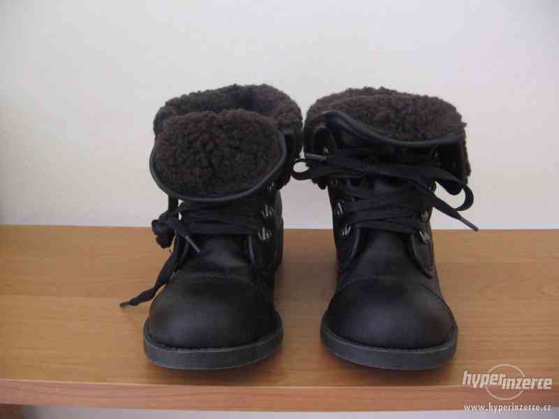 Černé boty s kožíškem ideální na zimu - foto 1