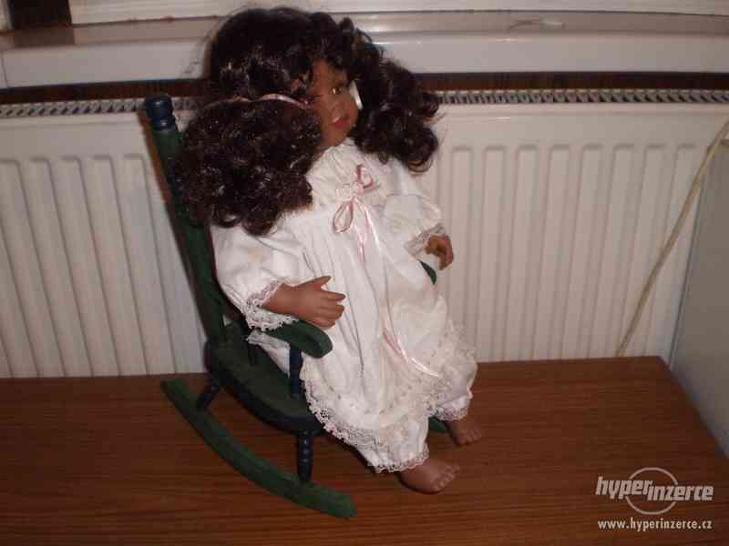 Porcelánová panenka v houpacím křesílku - foto 1