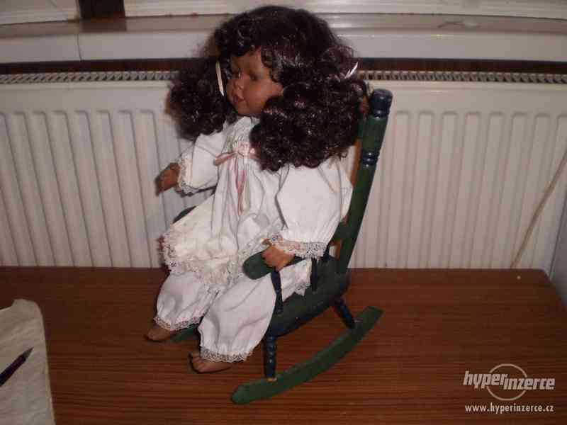 Porcelánová panenka v houpacím křesílku - foto 6