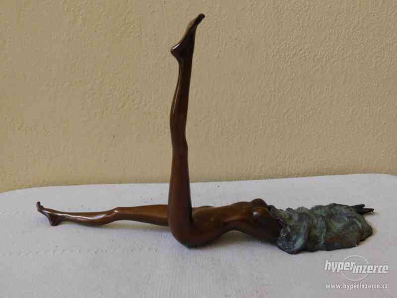 Bronzová socha - akt dívky v secesním stylu - foto 1