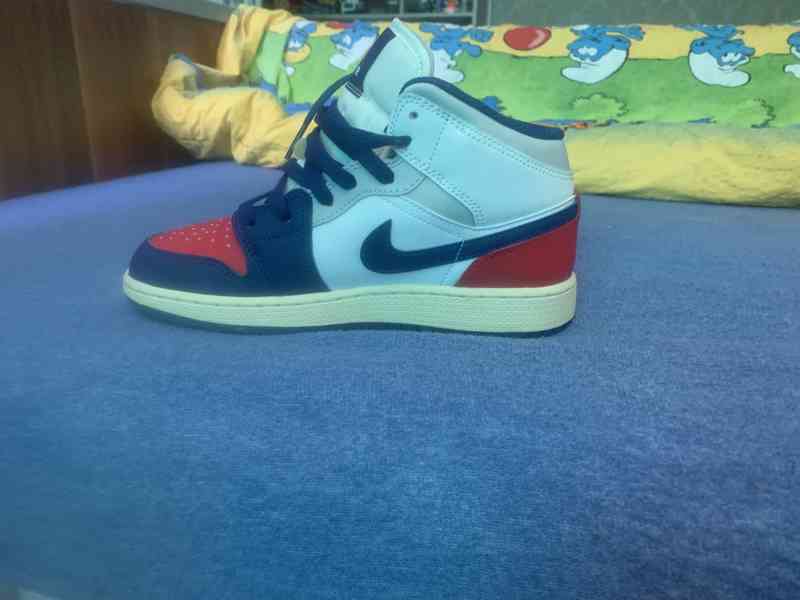 Prodám Nike Air Jordan 1 mid older kid’s shoe - foto 3