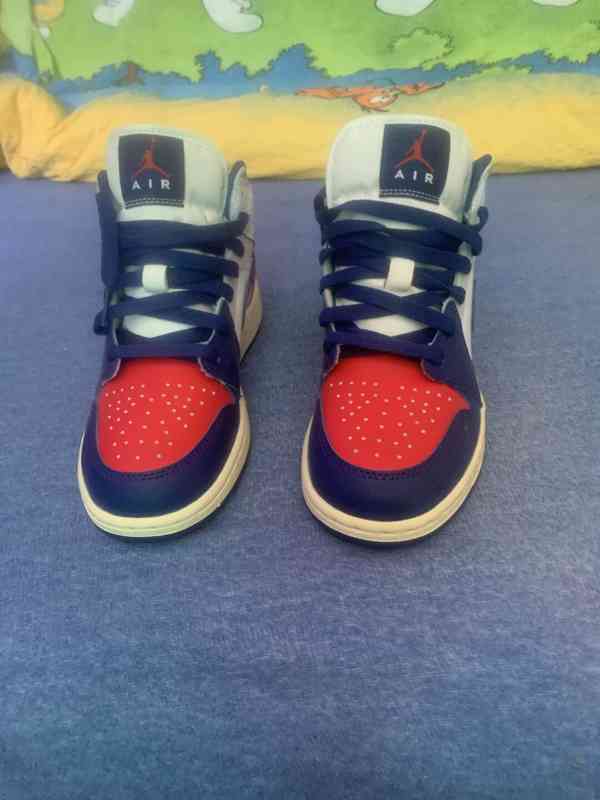 Prodám Nike Air Jordan 1 mid older kid’s shoe - foto 4