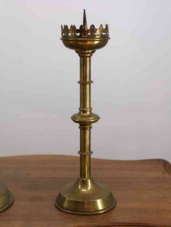 Párové neogotické svícny z mosazi - foto 2