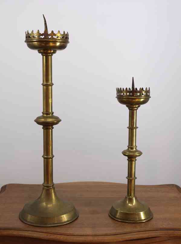 Párové neogotické svícny z mosazi