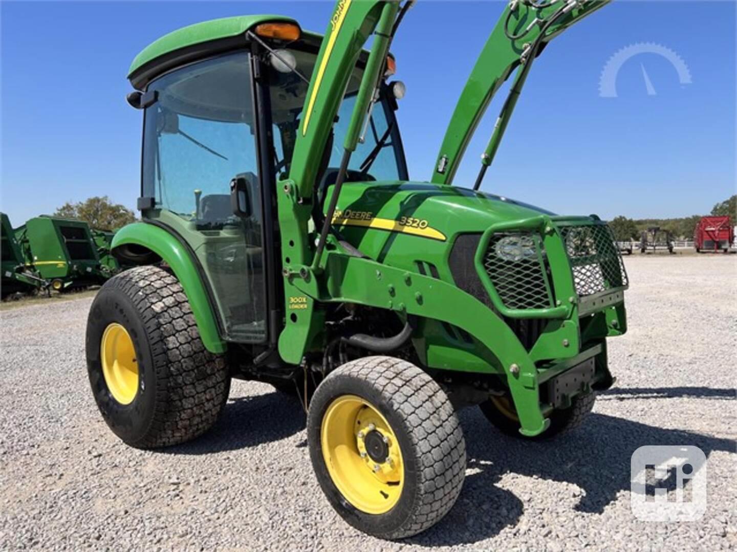 Traktor JOHN DEERE 3520  - foto 1