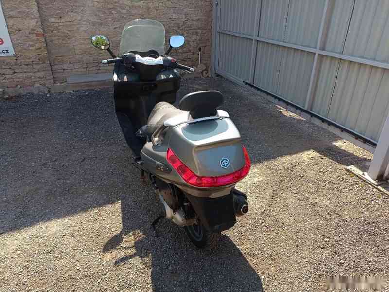 Piaggio xevo 125 cz doklady v ceně hnědý - foto 4