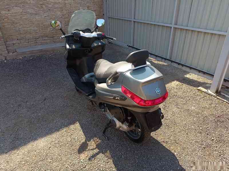 Piaggio xevo 125 cz doklady v ceně hnědý - foto 3