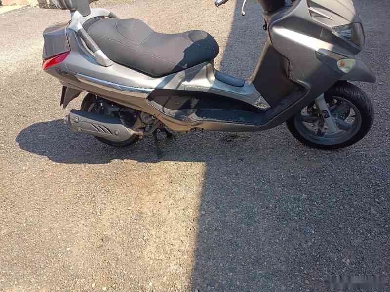 Piaggio xevo 125 cz doklady v ceně hnědý - foto 10