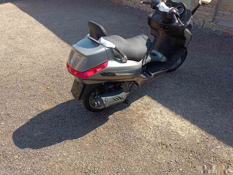 Piaggio xevo 125 cz doklady v ceně hnědý - foto 11