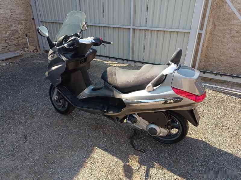 Piaggio xevo 125 cz doklady v ceně hnědý - foto 2