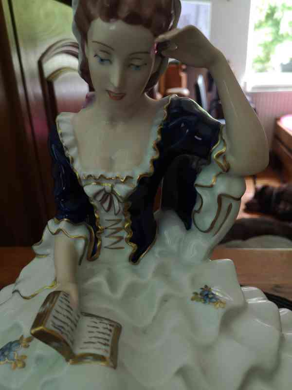 porcelánová soška DUX - dáma s knihou - foto 2