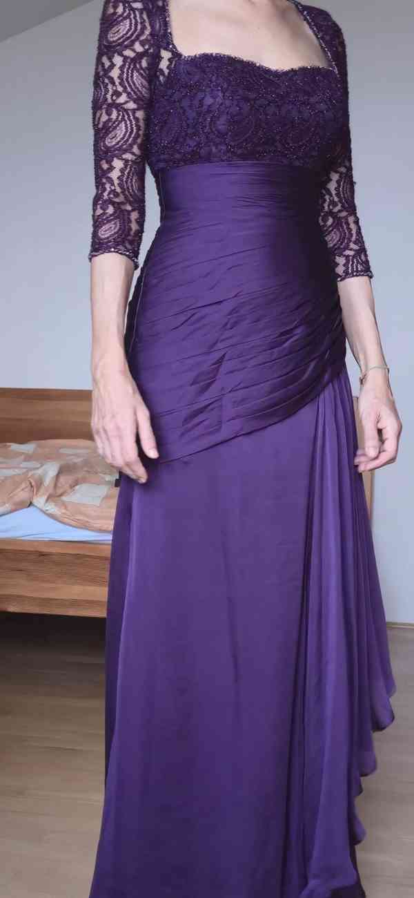 Fialové plesové šaty - foto 2