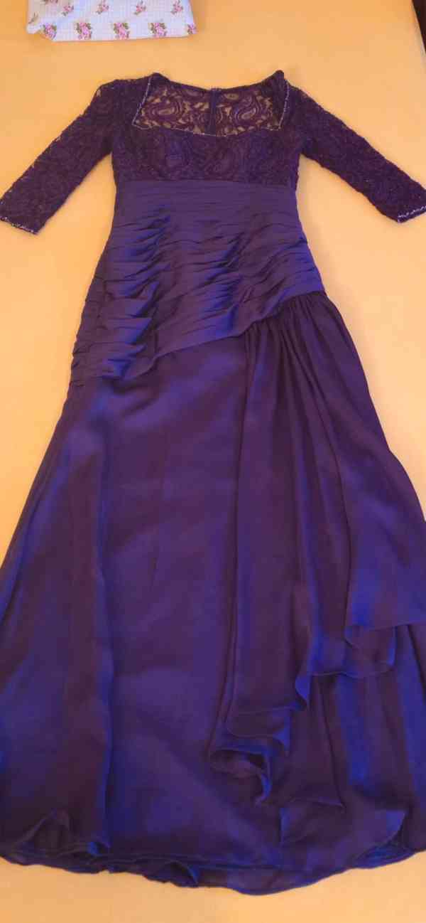 Fialové plesové šaty - foto 5