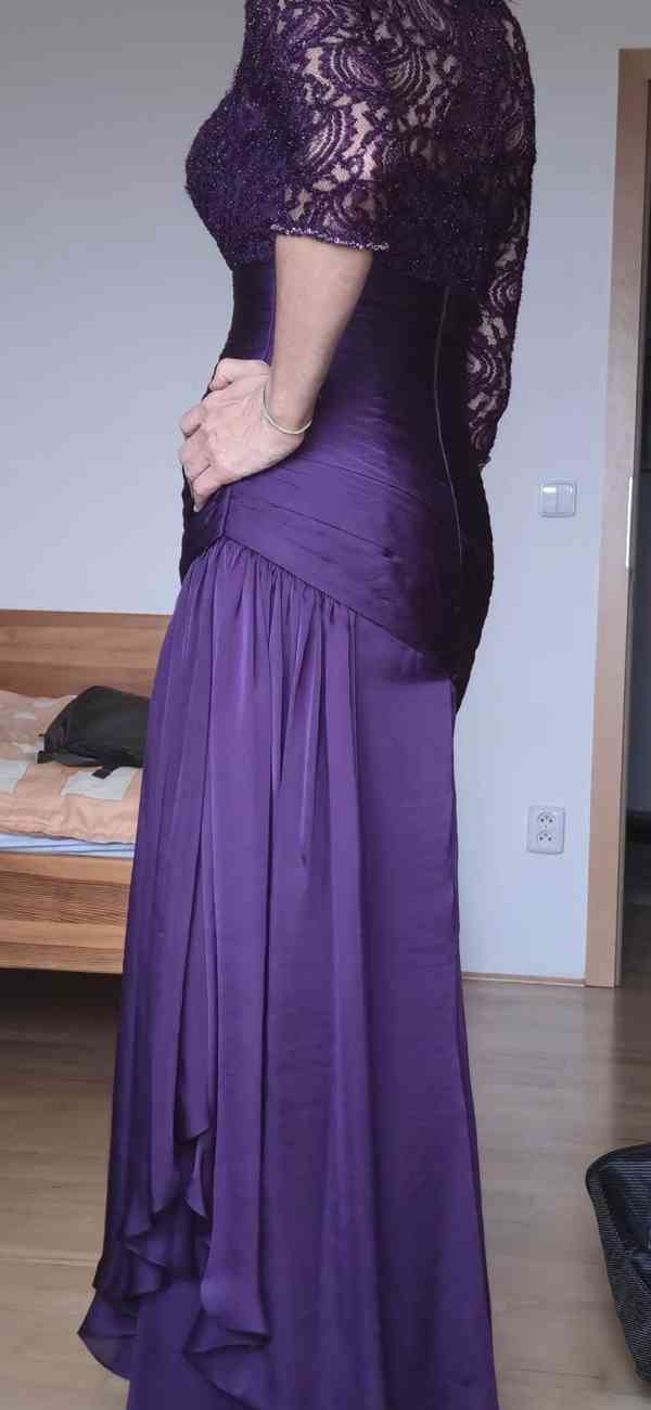 Fialové plesové šaty - foto 4