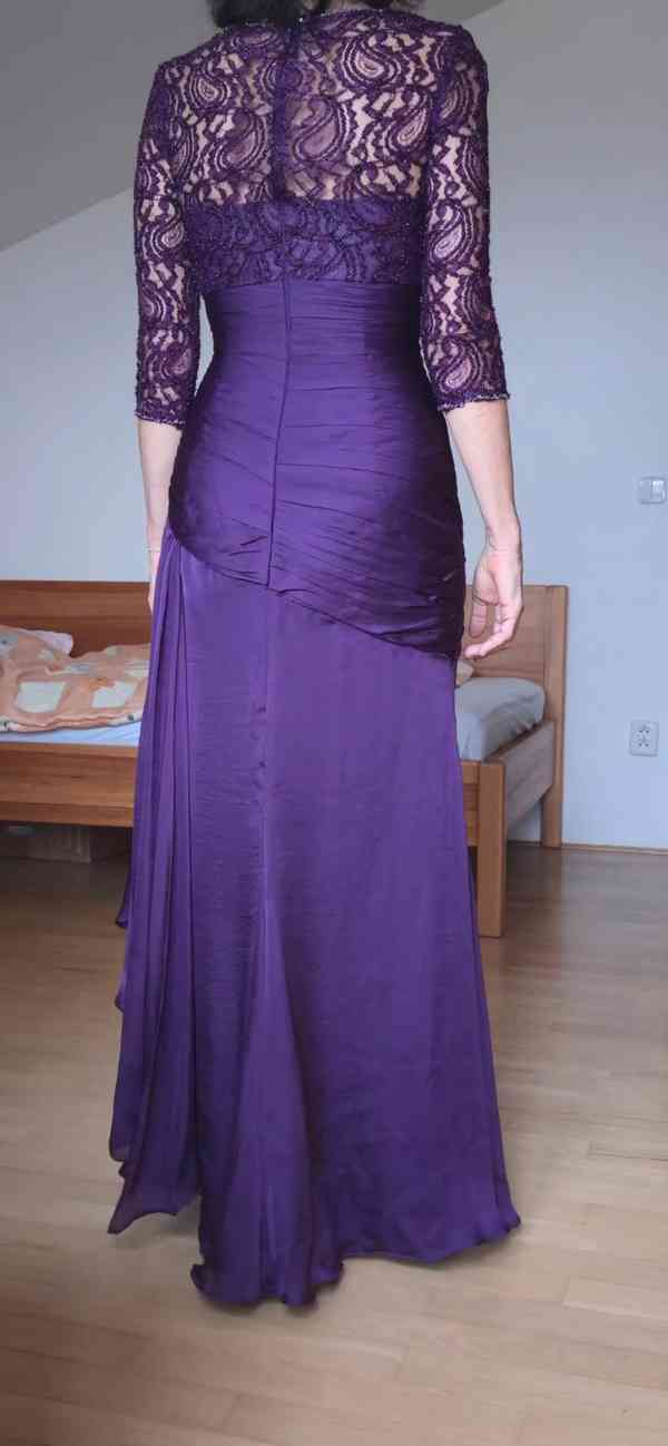 Fialové plesové šaty - foto 3