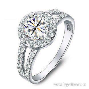 Nový pozlacený stříbrný prsten s krystalem CZ a 34 zirony - foto 1